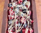 Une image de l'étape 4 de Une tablette chocolat blanc et noirs et fruits rouges 🍫.