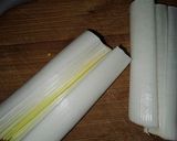 Foto del paso 2 de la receta: Saquitos de papel de arroz relleno de dorada y gambitas rojas