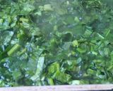 Foto del paso 1 de la receta: Tortilla de espinaca, betarraga, zanahoria, papa y cebolla caramelizada