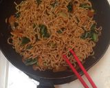 Foto langkah ke 5 dari resep Mie goreng praktis.