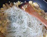 Foto langkah ke 3 dari resep Bihun Goreng Simpel.