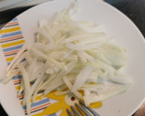 Foto del paso 3 de la receta: Salchichas frescas encebolladas con Champiñones