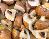 Foto del paso 2 de la receta: Muslitos de pollo al curry con portobellos en freidora de aire