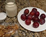 Foto del paso 1 de la receta: Postre con yogur y ciruelas en vasitos