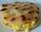 Foto del paso 7 de la receta: Arepa🍳rellena🥯de huevos🥚 cremosos🥛y salchichas🍳🥓🥯