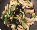 Foto del passaggio 5 della ricetta Pak choi con pollo al sesamo nero