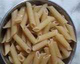 A picture of step 3 of White sauce pasta.