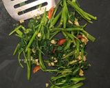 Foto langkah ke 4 dari resep Tumis Kangkung Sederhana.