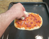 Foto del paso 3 de la receta: Pizza de jamón, sobrasada y queso