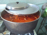 Pavo indio con salsa de tomate preparada y aceitunas con hueso (guisado)
