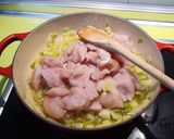 Foto del paso 3 de la receta: Pollo con puerros y vino blanco