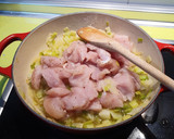 Foto del paso 3 de la receta: Pollo con puerros y vino blanco