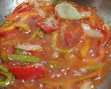 Foto del paso 2 de la receta: Pepperonatta (morrones en salsa) al estilo Peti