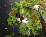 Foto langkah ke 3 dari resep Tumis Pare Rebon.