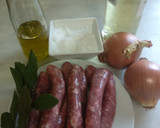 Foto del paso 1 de la receta: Salchichas con vino y cebolla
