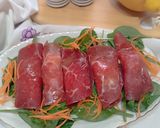 Foto del passaggio 4 della ricetta Involtini di bresaola su letto di spinacino fresco