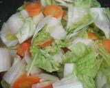 Foto langkah ke 4 dari resep Tumis Sawi Wortel.