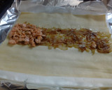 Foto del paso 4 de la receta: Rollo de hojaldre con salmón