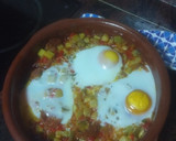 Foto del paso 4 de la receta: Huevos al plato con chorizo y peinetas de pan