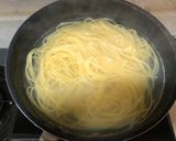 Hình bước làm 1 của món Spaghetti với mayonnaise và ketchup siêu nhanh siêu tiện