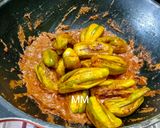 A picture of step 4 of Parwal or Point Gourd Kasha.