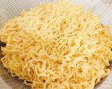 Hình bước làm 2 của món Mì gói xào xúc xích và trứng ốp la