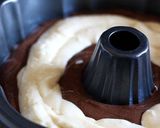 Foto del paso 14 de la receta Bundt cake de chocolate con relleno de queso
