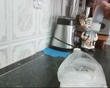 صورة لخطوة 2 من وصفة اسهل كيك اسفنجي على شكل دمية تزيين سواغي بالسكر ملون