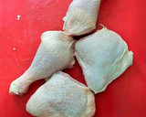 Foto del paso 2 de la receta: Cuartos traseros de pollo asados al horno con patatas nuevas