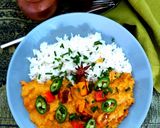 Une image de l'étape 2 de Dahl de lentilles corail et butternut roti.