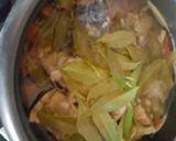 Foto langkah ke 2 dari resep Asem Asem Tuna daun Kedondong Segar.