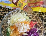 A picture of step 3 of Crispy Maggi Salad.