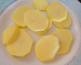 Foto del paso 3 de la receta: Patatas rebozadas con merluza o Patatas a la importancia