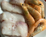 Foto del paso 1 de la receta: Wok de langostinos con rape