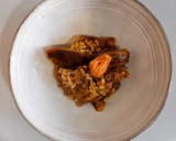Foto del paso 11 de la receta: Arroz de calçots, alcachofas y carrilleras con romesco