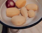 Sajtos, lilahagymás majonézes krumplisaláta, citromlével és hal fűszerrel pácolt Afrikai harcsafilé! recept fázis 2 fotója