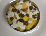 Foto del paso 3 de la receta: Tartar de salmón y aguacate con mango, pasas y queso fresco