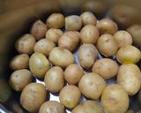 Foto del paso 1 de la receta: Papines andinos con aceite de Dende y cherry explotados