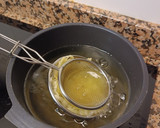 Foto del paso 4 de la receta: Nidos de patatas con gulas y huevos de codorniz