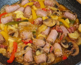 Foto del paso 4 de la receta: Salchichas salteadas con pimientos, calabacín y champiñones