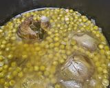 Foto del paso 4 de la receta: Alcachofas y guisantes estofados con huevo