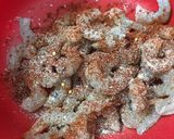 A picture of step 1 of Creamy shrimp alfredo pasta.