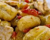 Foto del paso 5 de la receta: Ñoquis con pimientos tricolor, pollo y pesto de pipas