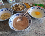 Foto del paso 1 de la receta: Coca de hojaldre de chicharrones y piñones