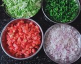 વેજ ચીઝ પીઝા(Veg cheese pizza recipe in gujarati) રેસીપી સ્ટેપ1ફોટો