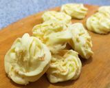 Foto langkah ke 6 dari resep Kue semprit sagu keju.
