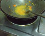 Foto langkah ke 4 dari resep Nasi goreng simple hanya bawang putih dan cabe rawit.