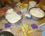 Foto del passaggio 5 della ricetta Tiramisù con lo yogurt e pesche sciroppate