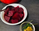 बीटरूट हार्ट शेप पूरी (Beetroot heart shape puri recipe in Hindi) रेसिपी चरण 2 फोटो