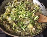 Foto del paso 2 de la receta: Budín de verduras ralladas con relleno de queso y claras batidas